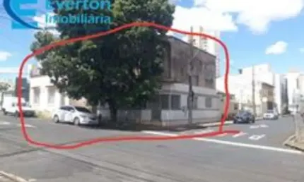 Casa com terreno 20,2 x 13,2, 3 quartos, sala, cozinha, banheiro, área de serviço, mais um sobrado ao lado na esquina, imóvel com a mesma matrícula