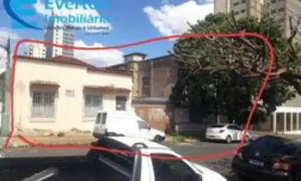 Casa num terreno 20,2 x 16,2, ótima localização, 2 quartos, sala, cozinha, banheiro, 2 cômodos de comercio, garagem 2 cobertas 5 descobertas