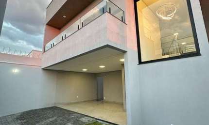 Casa de alto Padrão, com 3 suítes, escritório, Salas de TV e Jantar com pé direito duplo e 3 Vagas.