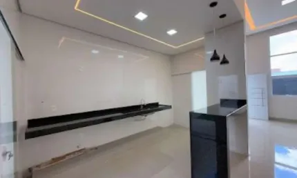 Casa com 3 quartos (1 suíte), cozinha estilo americana e 2 vagas, excelente acabamento.
