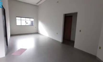 Casa com 3 quartos (1 suíte), cozinha com bancada em ilha, 2 vagas de garagem, em bairro planejado.