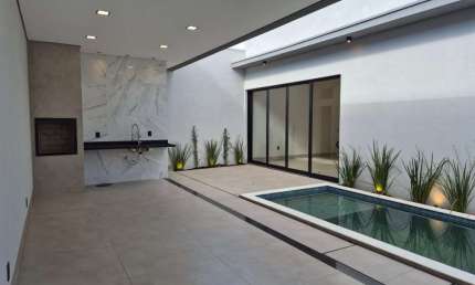 Casa de alto padrão, com 3 suítes, piscina, varanda gourmet e 2 vagas cobertas, no Terras Alpha.