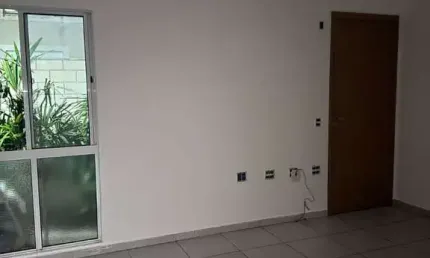 Apto 2/4, sala conjugada com cozinha e banheiro, em condomínio com piscina, salão de festas e brinquedoteca.