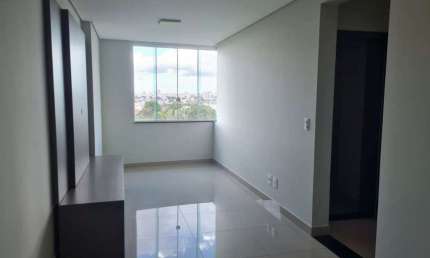 Apto de 60 m², bem localizado, com 2 quartos e 1 vaga de garagem espaçosa que cabem 2 carros.