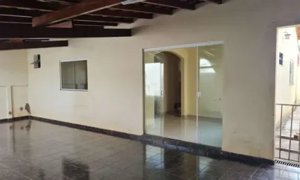 Casa térrea de 160 m² com 2 salas, 2 quartos (1 suíte), copa, cozinha, área gourmet, quintal, edícula e 2 vagas cobertas..
