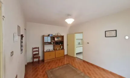 Casa de 3 quartos, bem localizada no bairro osvaldo resende, com cozinha separada e uma vaga de garagem..