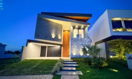 Casa de alto padrão com 3 suítes, sala com pé direito duplo, piscina privativa em condomínio de luxo.