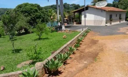 Chácara de tirar o fôlego à venda em cascalho rico-mg: ideal para pescaria e descanso! 2 quartos, 1 suíte, 120 hectares.