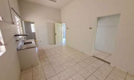 Área de 800 m² no coração do Bairro Nossa Senhora Aparecida, com 4 casas antigas e um cômodo comercial..