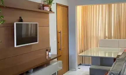 Lindo apto mobiliado, com 2/4 (1 suíte), sala com sacada, 2 vagas de garagem.