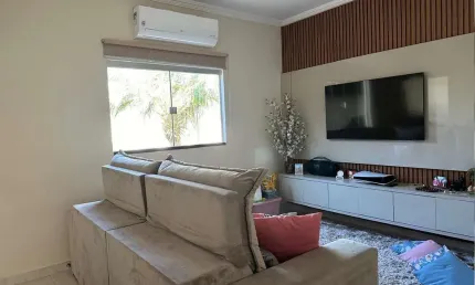 Excelente casa de 118 m², com 3/4 (1 suíte), sala em 2 ambientes, 3 vagas de garagens e quintal.