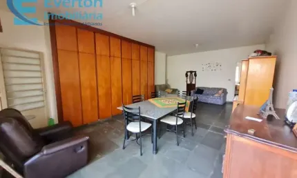 Imóvel comercial de 385 m², em terreno de 490 m², com 4 salas comerciais com banheiro.