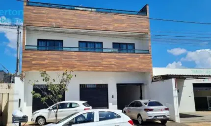 Sobrado com Cômodo Comercial e Apto de Luxo, na principal na Avenida José Fonseca e Silva.