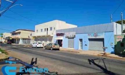 4 Cômodos comerciais totalizando 276 m² e 2 aptos de 63 m² cada, na Av. José Abdulmassih, 620.