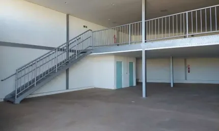 Galpão bem localizado, de 388 m², com mezanino de 60 m² e estacionamentos na porta de 48m².