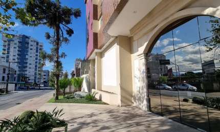 Amplo apartamento com 4 quartos e duas vagas de garagem individuais