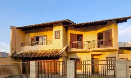 Sobrado com 3 quartos no Saguaçu com excelente localização, próximo ao Colégio Bom Jesus