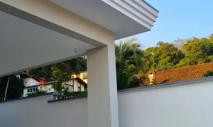 Excelente Sobrado na lateral da Rua Otto Boehm, com 4 quartos, nova e pronta para morar.