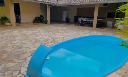 Sobrado no Floresta com 4 quartos e piscina ( Estuda Permuta )
