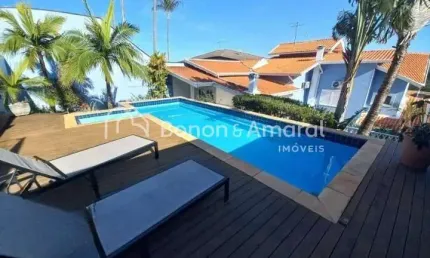 Belíssima casa em condomínio à venda, com 4 quartos, 452 m².