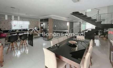 Casa com 3 Quartos e 4 banheiros à Venda, 250 m² por R$ 1.600.000
