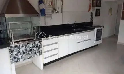 Casa com 3 Quartos e 2 banheiros à Venda, 200 m² por R$ 840.000