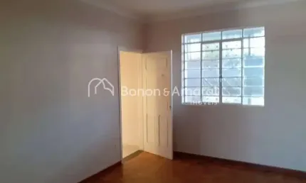 Casa com 4 Quartos e 2 banheiros à Venda, 242 m² por R$ 725.000
