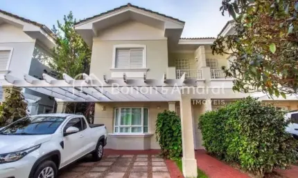 Casa em condomínio arborizado, com 3 quartos, sendo 1 suíte, 142 m², 2 vagas de garagem, 2 banheiros (1 lavabo e 1 social)