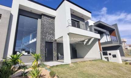 Casa em condomínio à venda, com 4 suítes (1 térrea), 198 m² de área construída