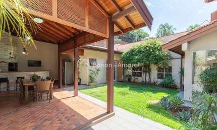 Casa em condomínio à venda, 4 quartos e 2 suítes, 263 m²
