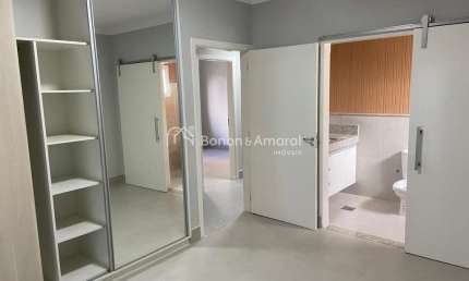 Casa em Condomínio, com suíte, área gourmet, à venda por R$ 1.350.000.