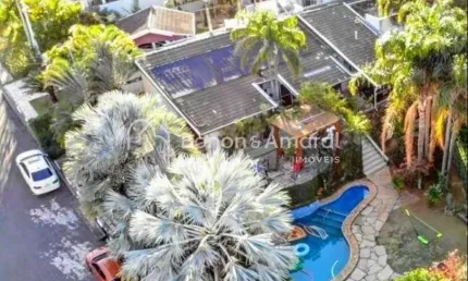 Casa Térrea em Condomínio Fechado com Amplo Terreno e Lazer Completo