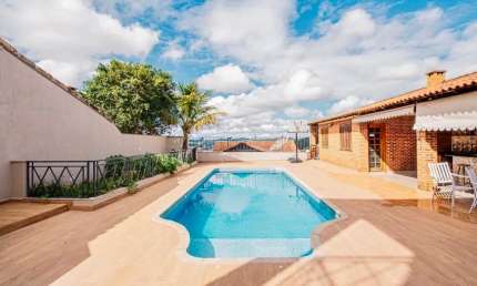 Casa moderna com piscina e energia solar no Granville – Confira!