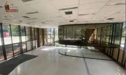 Loja comercial em localização top,mezanino, 8 banh, ar. cond., 48 vagas
