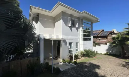 Casa com 3 quartos à venda no Centro, Campo Bom  por R$ 1.450.000