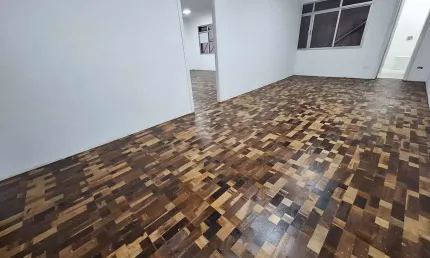 Conjunto comercial Curitiba Centro com 3 salas, 2 lavabos, área útil 96m² próximo rua XV de Novembro