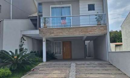 Bairro Uberaba Curitiba Sobrado Triplex Condomínio fechado com 5 quartos sendo 2 suítes (1 no térreo) condominio com bosque estacionamento visitante
