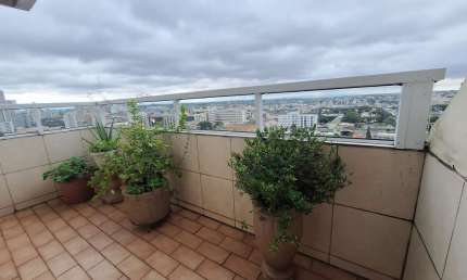 Cobertura Centro de Curitiba,  Shopping Estação, CEFET. 2 entradas (piso 1 e piso Superior), 1 vaga de garagem livre, apartamento muito claro, arejado