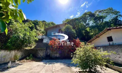 Casa com terreno amplo, 705m², natureza aos fundos, no meio da cidade! R$ 585.000 - Serra Grande - Niterói/RJ
