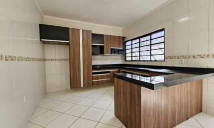 Casa com suíte e gourmet à venda perto da FIB! Lote inteiro. Aceita financiamento!