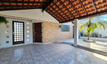 Casa com suíte e gourmet à venda perto da FIB! Lote inteiro. Aceita financiamento!