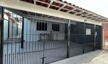 Casa com 03 dormitórios para locação no residencial sítio santo antônio - taubaté/sp