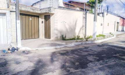 Casa para venda tem 384 metros quadrados com 3 quartos em Pici - Fortaleza - CE