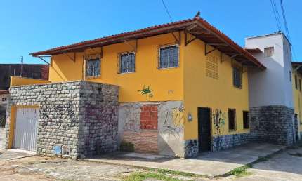 PREDIO/CASAS RESIDENCIAIS E COMERCIAIS 242M² C/ 4 KITNETS  NO CONJUNTO CEARA!!!