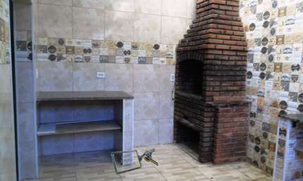 Casa em condomínio Jd. Real próximo a praia, com 2 quartos sendo 1 suíte, sala e cozinha, área de serviço e garagem.
