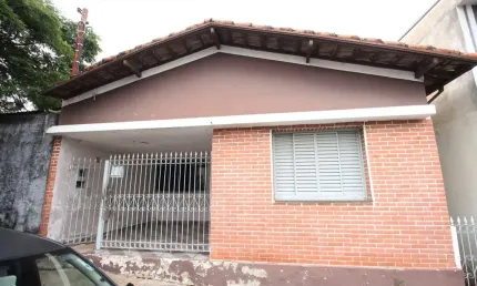 Casa com 3 Dormitórios e Amplo Quintal - Excelente Localização