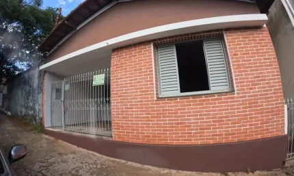 Casa com 3 Dormitórios e Amplo Quintal - Excelente Localização