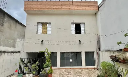 Casa à Venda - 200 m², Próxima à Estação Primavera-Interlagos