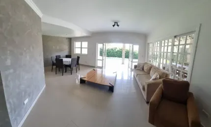 Casa Encantadora em Granja Vianna - 4 Suítes, Piscina