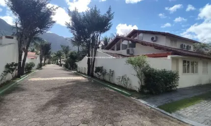 Casa á venda em Maresias - Entrada 12 - 04 Dormitórios - Oportunidade